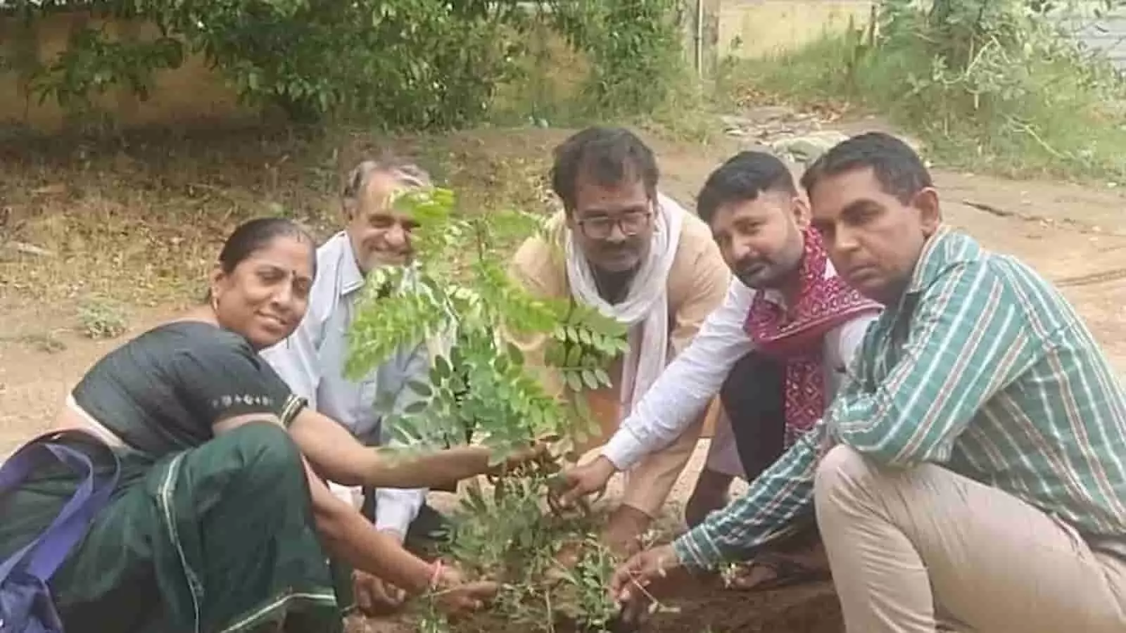 विद्यालय परिसर में पौधा रोपते हुए ग्रामीण लोग विश्व पर्यावरण दिवस के कार्यक्रम में। विद्यालय परिसर में पौधा रोपते हुए ग्रामीण लोग विश्व पर्यावरण दिवस के कार्यक्रम में।