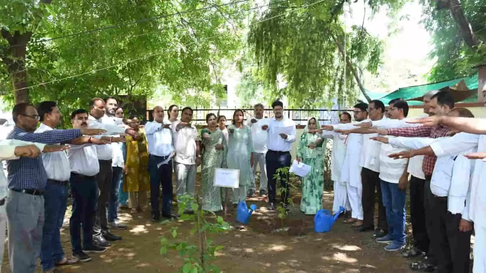 सवाई माधोपुर जिला परिषद परिसर में उपस्थित अधिकारी और कर्मचारी पर्यावरण दिवस पर मतदान की शपथ ले रहे हैं। सवाई माधोपुर जिला परिषद परिसर में उपस्थित अधिकारी और कर्मचारी पर्यावरण दिवस पर मतदान की शपथ ले रहे हैं।