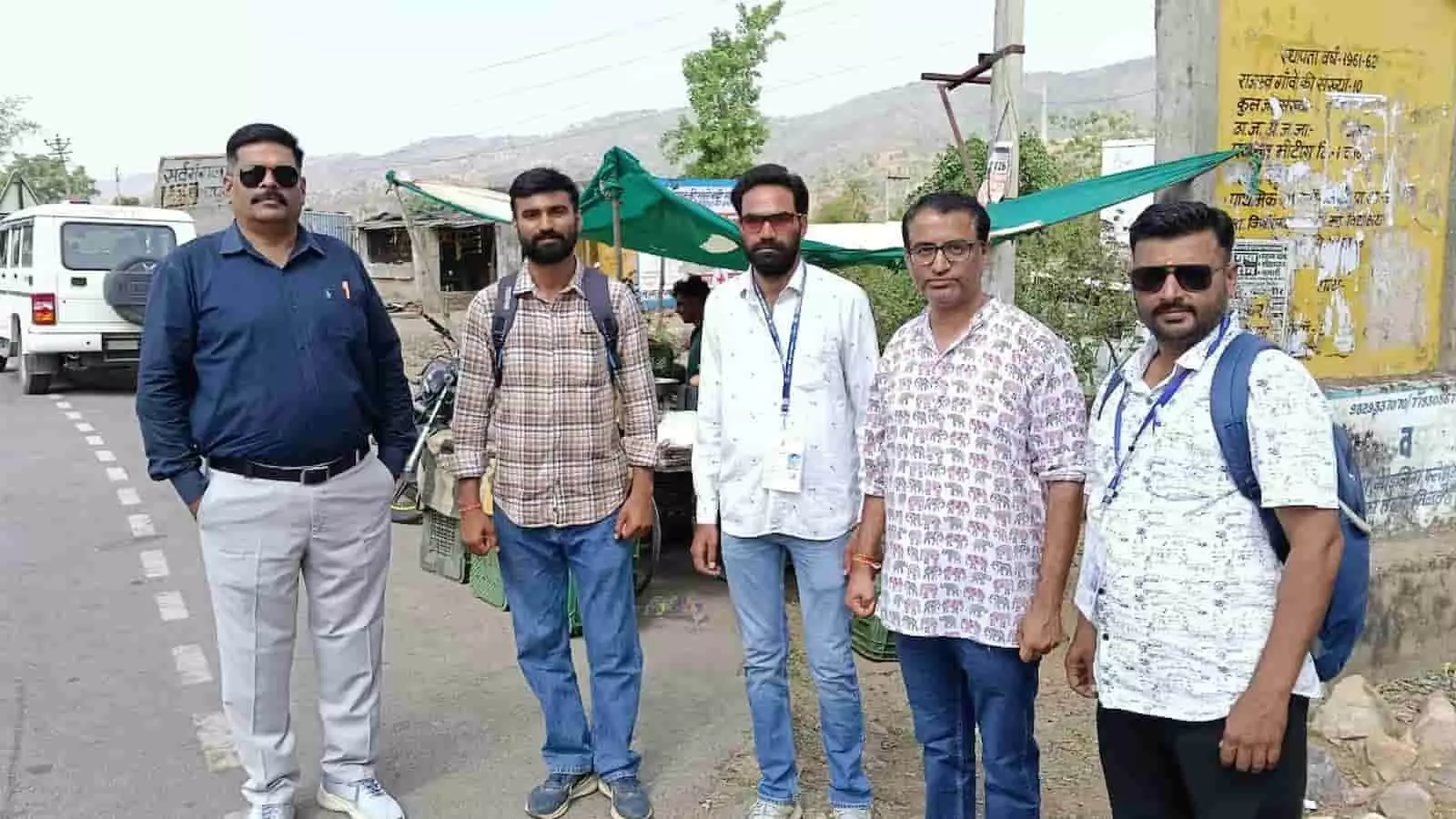 झाडोल में जनगणना निरीक्षण के दौरान सड़क किनारे खड़े होकर समीक्षा करते प्रशासनिक अधिकारी।