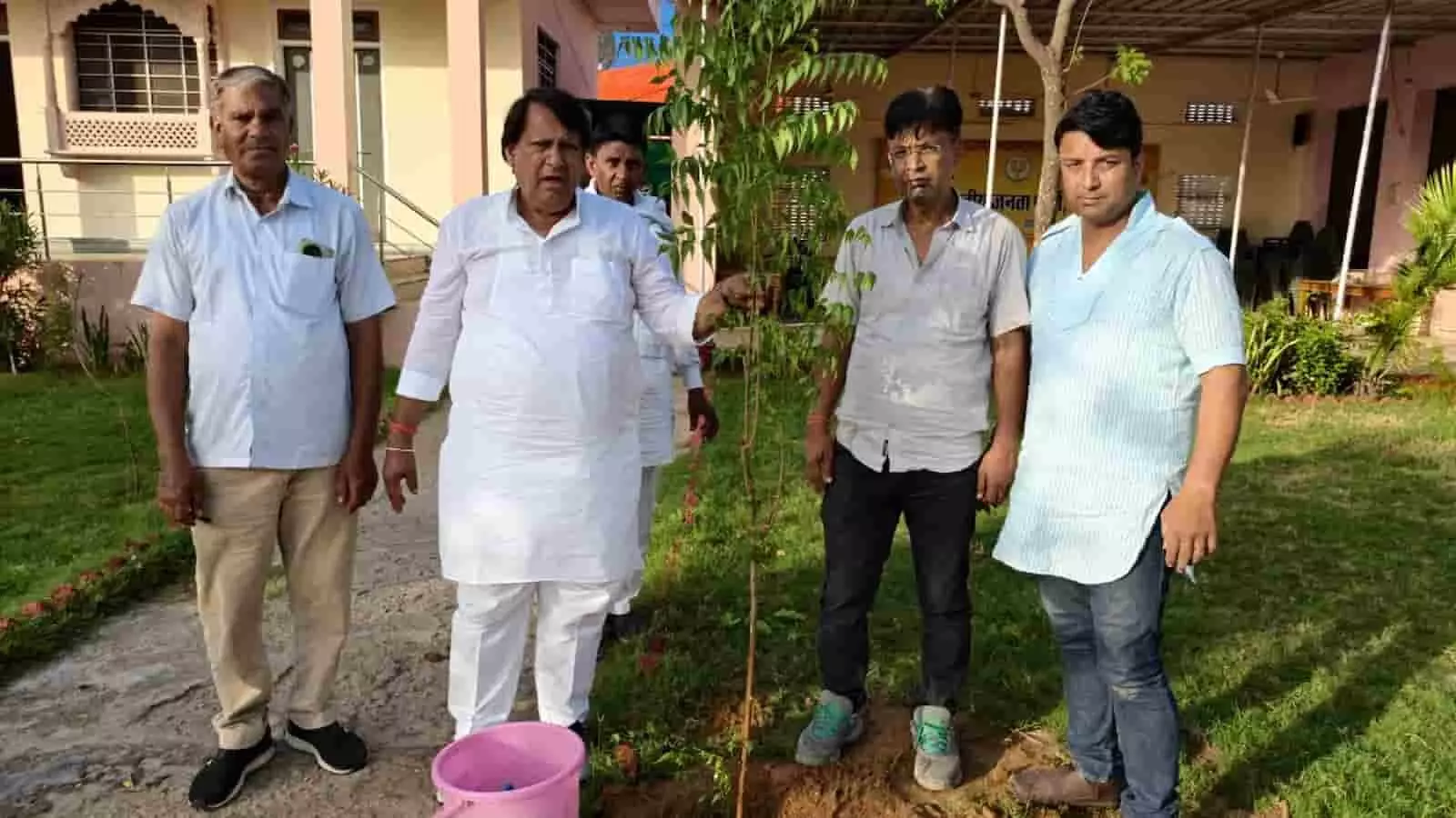 सवाई माधोपुर में निवास स्थान पर पौधा रोपण करते हुए भाजपा नेता मानसिंह गुर्जर और अन्य कार्यकर्ता। सवाई माधोपुर में निवास स्थान पर पौधा रोपण करते हुए भाजपा नेता मानसिंह गुर्जर और अन्य कार्यकर्ता।