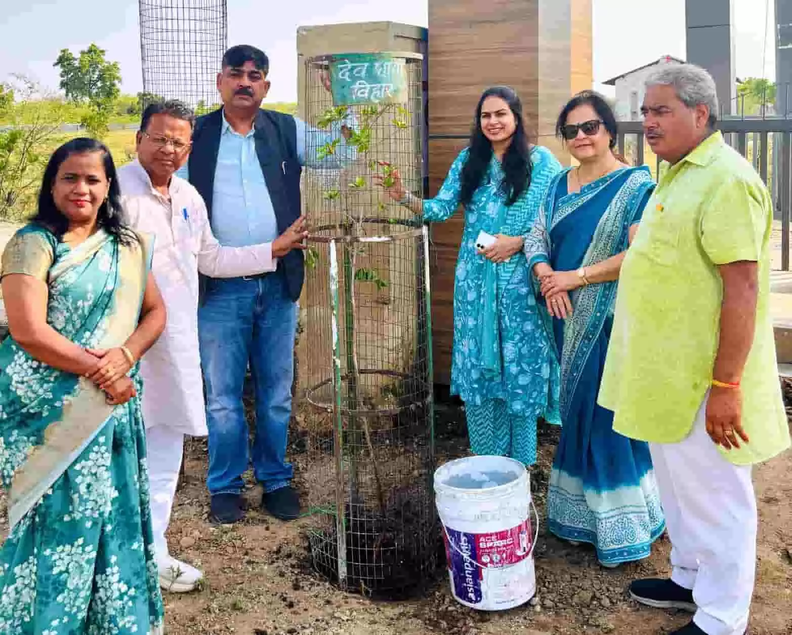 भीलवाड़ा में देवछाया विहार काॅलोनी के पास ट्री-गार्ड में लगे पौधे के साथ खड़े यूनेस्को एसोसिएशन के पदाधिकारी