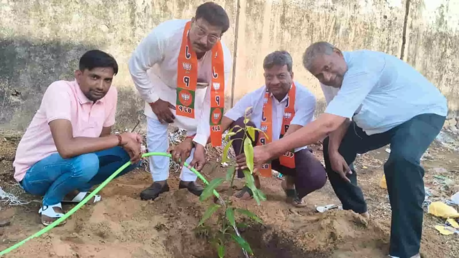 बौंली कृषि उपज मंडी में विश्व पर्यावरण दिवस पर पौधा लगाते और पानी देते हुए चार व्यक्ति। बौंली कृषि उपज मंडी में विश्व पर्यावरण दिवस पर पौधा लगाते और पानी देते हुए चार व्यक्ति।