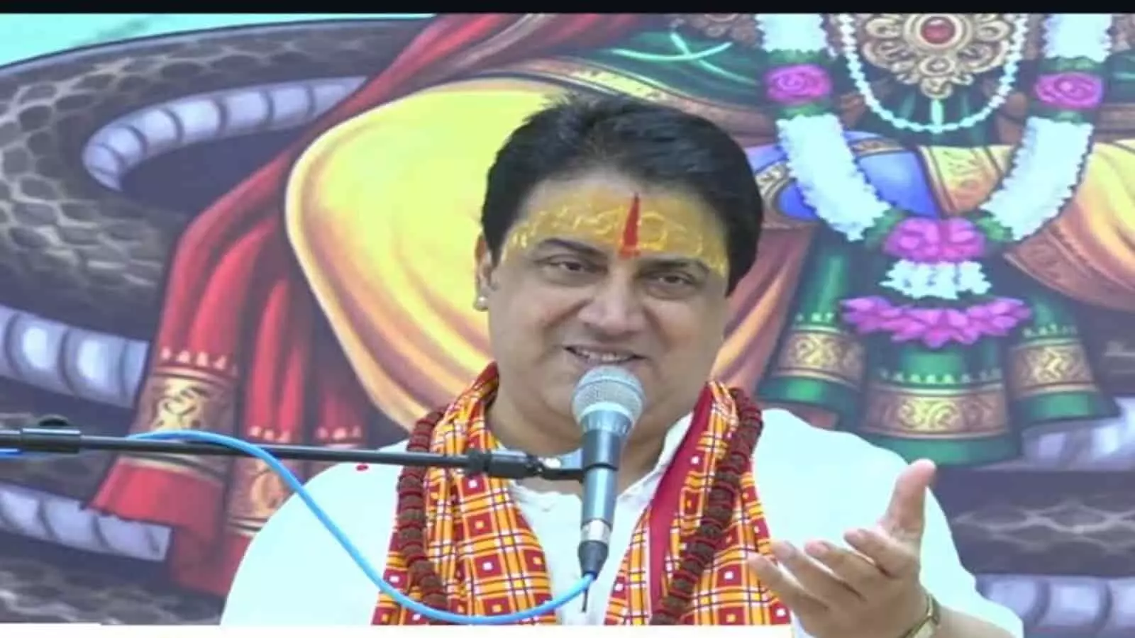 हरिशेवा उदासीन आश्रम भीलवाड़ा में भागवत कथा के दौरान पंडाल में नीचे बैठे संत और श्रद्धालु।