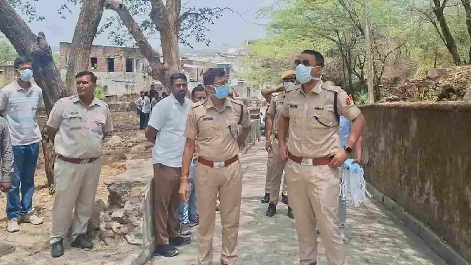 चित्तौड़गढ़ दुर्ग के समीप घटनास्थल पर जांच करते हुए पुलिस अधिकारी और स्थानीय नागरिक। चित्तौड़गढ़ दुर्ग के समीप घटनास्थल पर जांच करते हुए पुलिस अधिकारी और स्थानीय नागरिक।