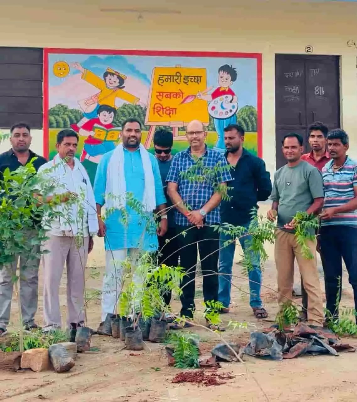 नारायणपुरा विद्यालय ग्राउंड में नीम के पौधे हाथ में लिए खड़े भाजयुमो कार्यकर्ता विश्व पर्यावरण दिवस पर पौधारोपण करते हुए।