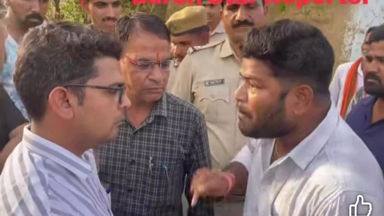 बारां में नगर परिषद अधिकारी भुवनेश मीणा से तीखी बहस करते हुए भाजपा नेता दिलीप शाक्यवाल दिख रहे हैं। बारां में नगर परिषद अधिकारी भुवनेश मीणा से तीखी बहस करते हुए भाजपा नेता दिलीप शाक्यवाल दिख रहे हैं।