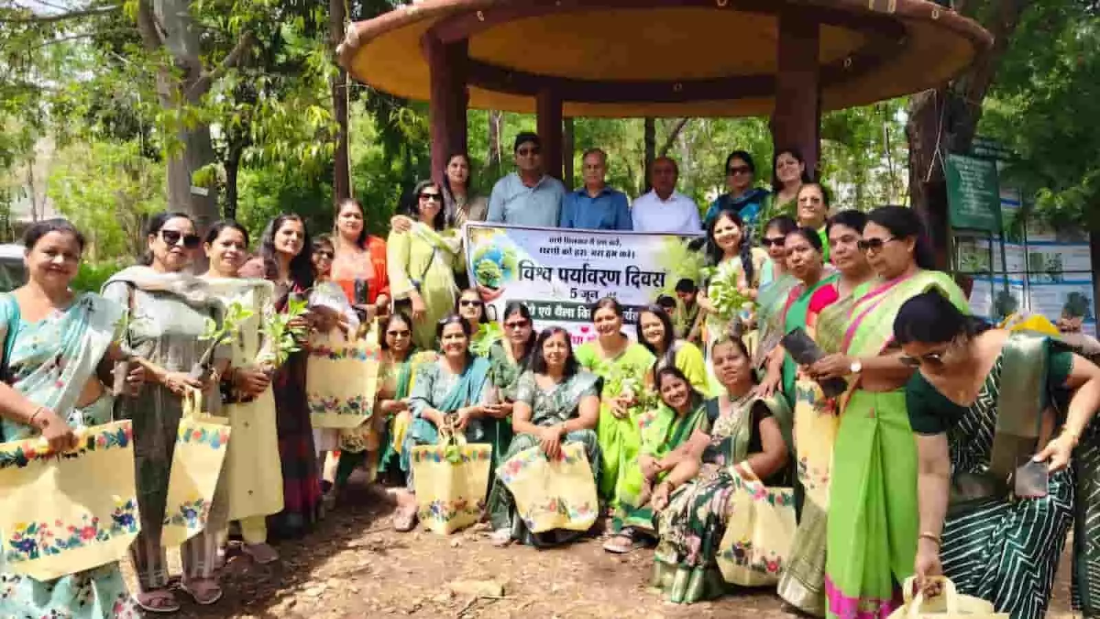 चित्तौड़गढ़ की वन विभाग नर्सरी में विश्व पर्यावरण दिवस के बैनर के साथ खड़ी महिला मंडल की सदस्य और अतिथि। चित्तौड़गढ़ की वन विभाग नर्सरी में विश्व पर्यावरण दिवस के बैनर के साथ खड़ी महिला मंडल की सदस्य और अतिथि।