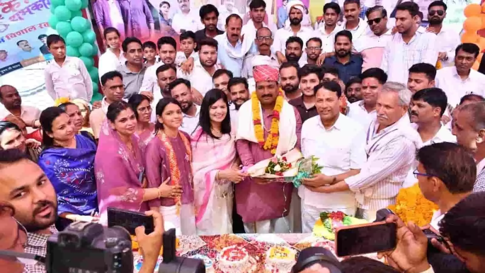 केक कटिंग समारोह में पूर्व विधायक पानाचन्द मेघवाल को गुलदस्ता भेंट करते कांग्रेस नेता कवाई में दिख रहे हैं। केक कटिंग समारोह में पूर्व विधायक पानाचन्द मेघवाल को गुलदस्ता भेंट करते कांग्रेस नेता कवाई में दिख रहे हैं।