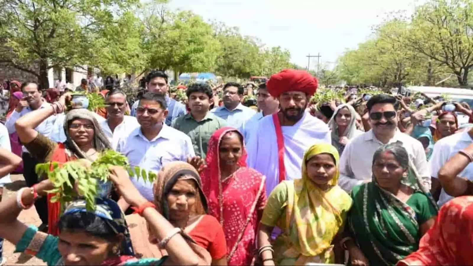 अमलसरा में वंदे गंगा अभियान के समापन समारोह के दौरान कलश यात्रा निकालते हुए मंत्री ओटाराम देवासी और ग्रामीण महिलाएं। अमलसरा में वंदे गंगा अभियान के समापन समारोह के दौरान कलश यात्रा निकालते हुए मंत्री ओटाराम देवासी और ग्रामीण महिलाएं।