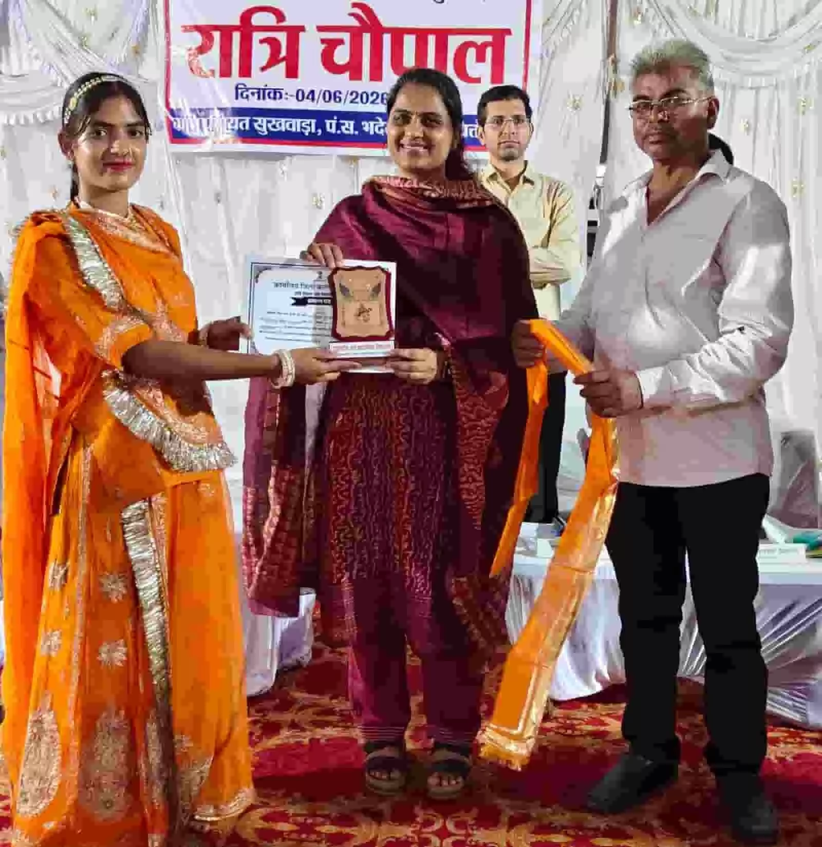 रात्रि चौपाल के मंच पर एक छात्रा को प्रमाण पत्र सौंपतीं जिला कलक्टर डॉ. मंजू सुखवाड़ा गांव में। रात्रि चौपाल के मंच पर एक छात्रा को प्रमाण पत्र सौंपतीं जिला कलक्टर डॉ. मंजू सुखवाड़ा गांव में।