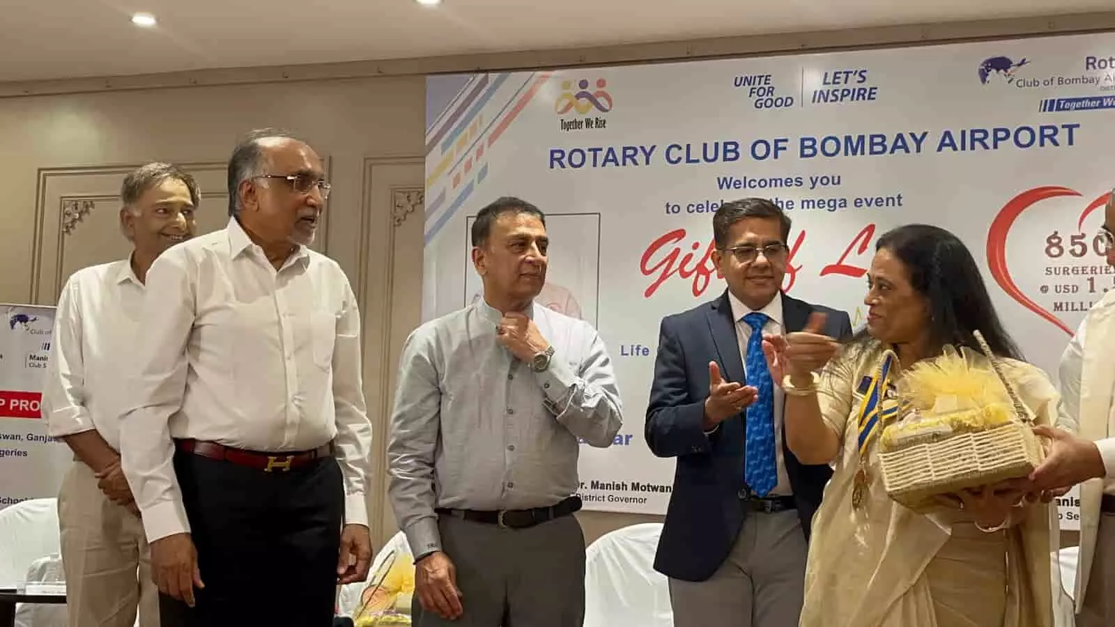 मुंबई के रोटरी सर्विस सेंटर में बच्चों से मुलाकात करते पूर्व क्रिकेटर सुनील गावस्कर। मुंबई के रोटरी सर्विस सेंटर में बच्चों से मुलाकात करते पूर्व क्रिकेटर सुनील गावस्कर।