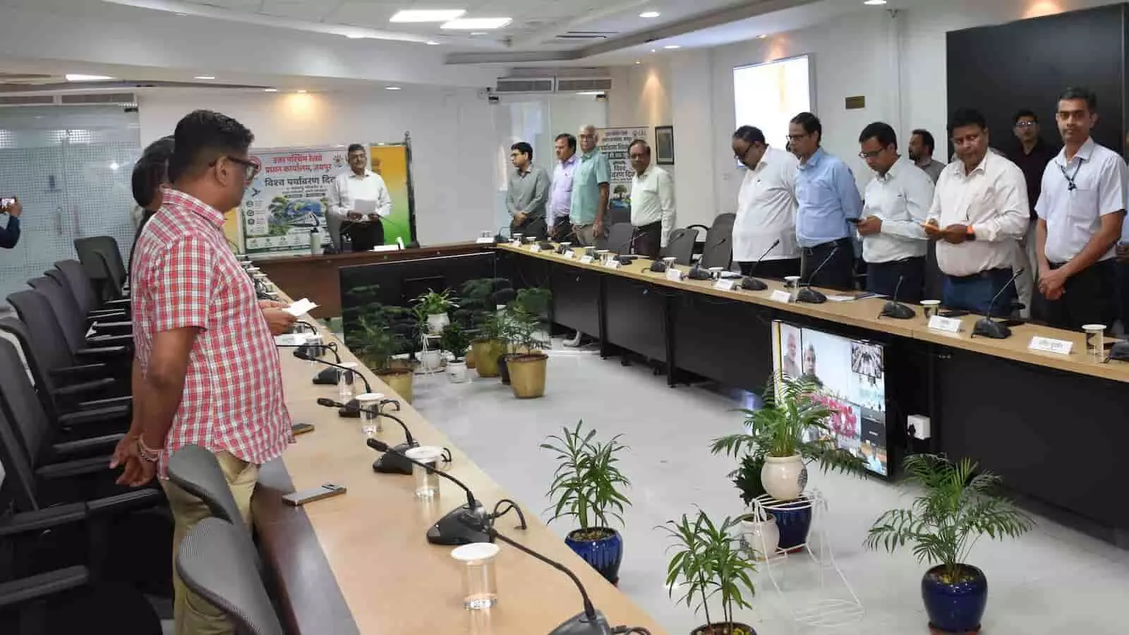 जयपुर में उत्तर पश्चिम रेलवे मुख्यालय के सभा कक्ष में खड़े होकर पर्यावरण शपथ लेते रेल अधिकारी। जयपुर में उत्तर पश्चिम रेलवे मुख्यालय के सभा कक्ष में खड़े होकर पर्यावरण शपथ लेते रेल अधिकारी।