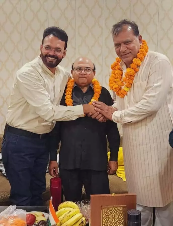 सम्मान समारोह में माला पहने खड़े पूर्व निदेशक डॉ शौकत अली और डॉ बत्ती लाल बैरवा जयपुर के आयुष भवन में सेवानिवृत्ति पर एक दूसरे का हाथ थामे हुए दिख रहे हैं।