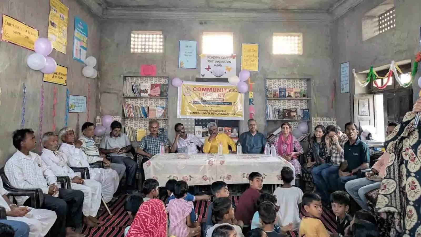 बंदरसिंदरी के रेगर समुदाय में राजस्थान केंद्रीय विश्वविद्यालय द्वारा स्थापित नए सामुदायिक पुस्तकालय के उद्घाटन समारोह में उपस्थित कुलपति और अतिथि।