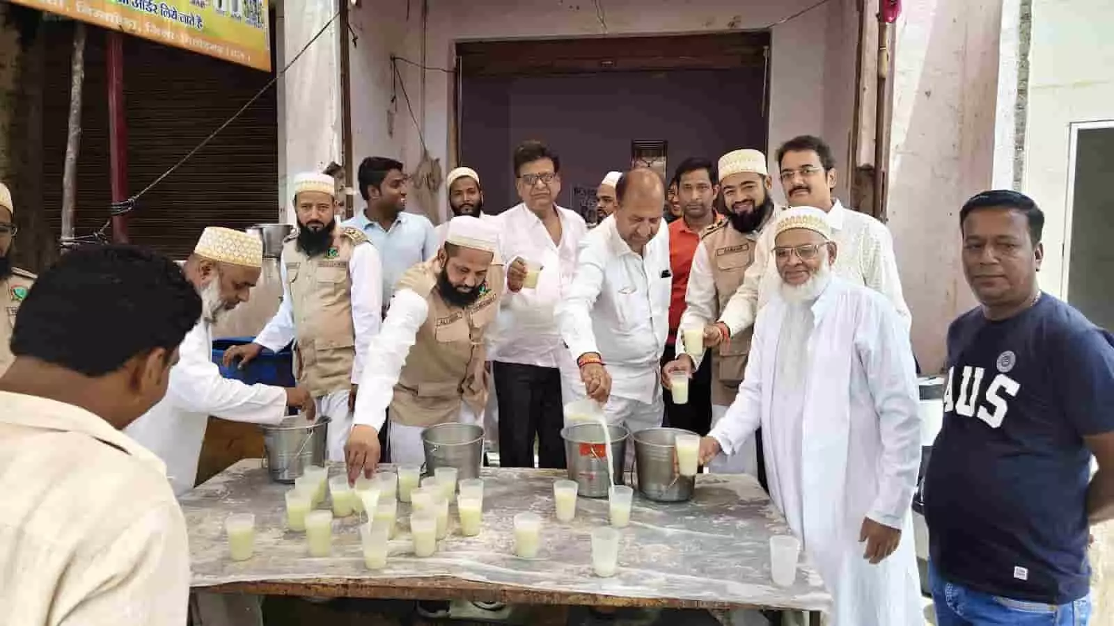 निम्बाहेड़ा के शेखावत सर्कल पर जैन जागृति सेंटर के सेवा केंद्र में समाज जन लोगों को निःशुल्क छाछ वितरित कर रहे हैं।