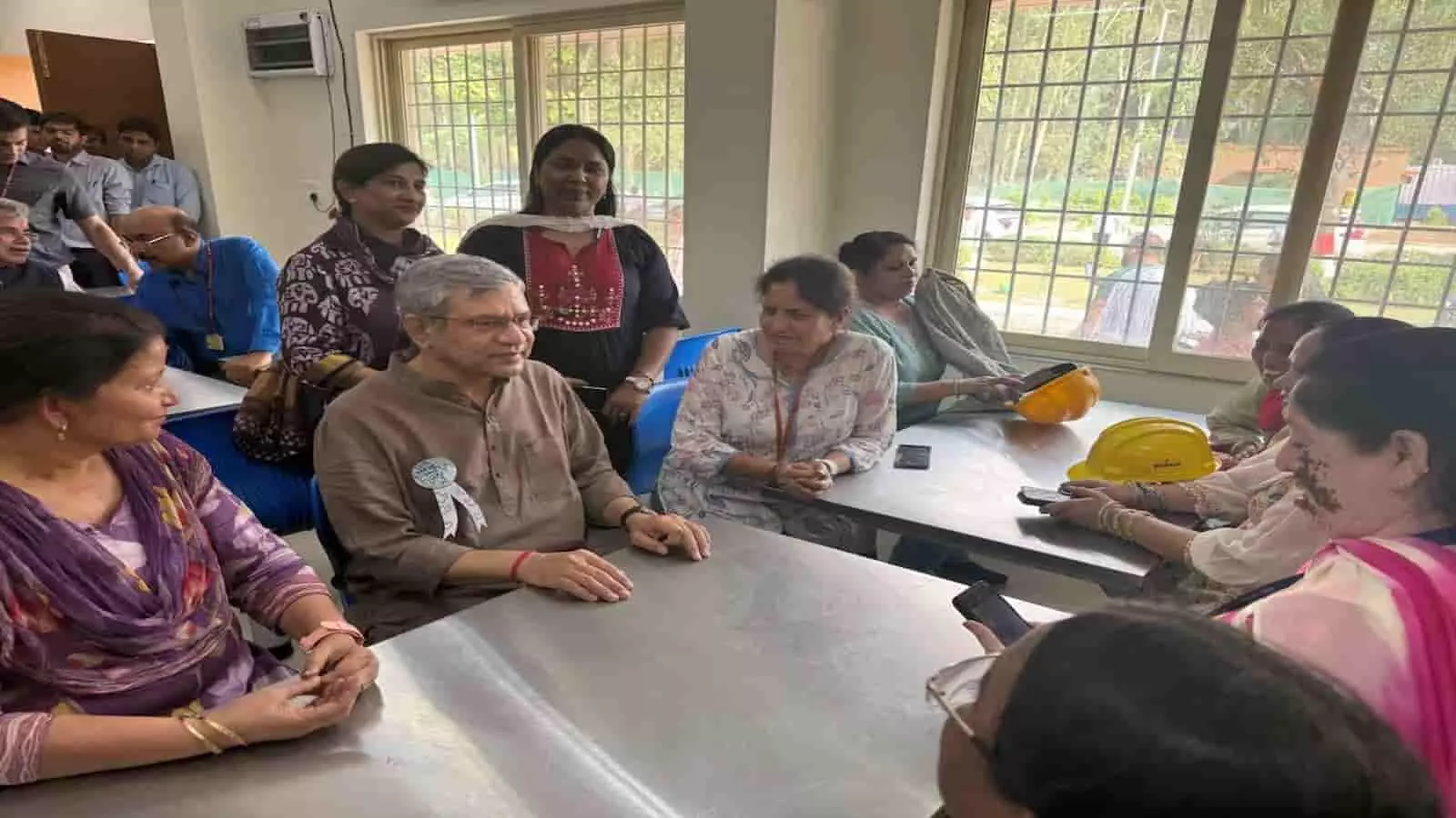 रेल मंत्री अश्विनी वैष्णव शकूरबस्ती डिपो में कर्मचारियों से संवाद और निरीक्षण करते हुए।