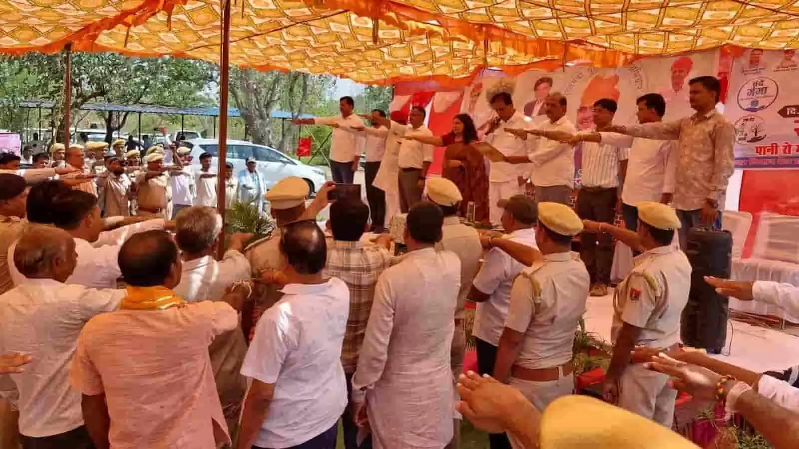 मंच पर उपस्थित अधिकारी और जनसमूह छोटीसादड़ी में आयोजित वंदे गंगाजल महोत्सव के दौरान जल संरक्षण की शपथ लेते हुए।