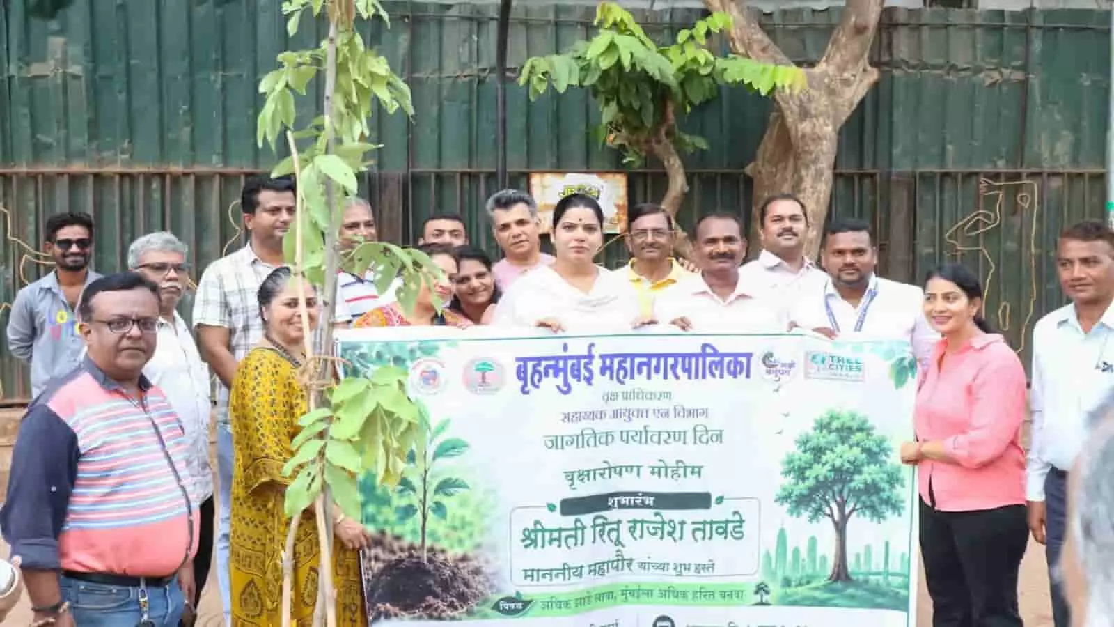 महापौर रितू तावडे और बीएमसी अधिकारी भायखळा चिड़ियाघर में वृक्षारोपण कार्यक्रम में शामिल।