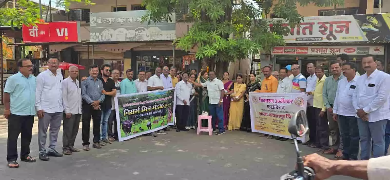 मुरुगुड में विश्व पर्यावरण दिवस समारोह के दौरान बैनर लेकर खड़े लोग पेड़ का जन्मदिन मना रहे हैं।