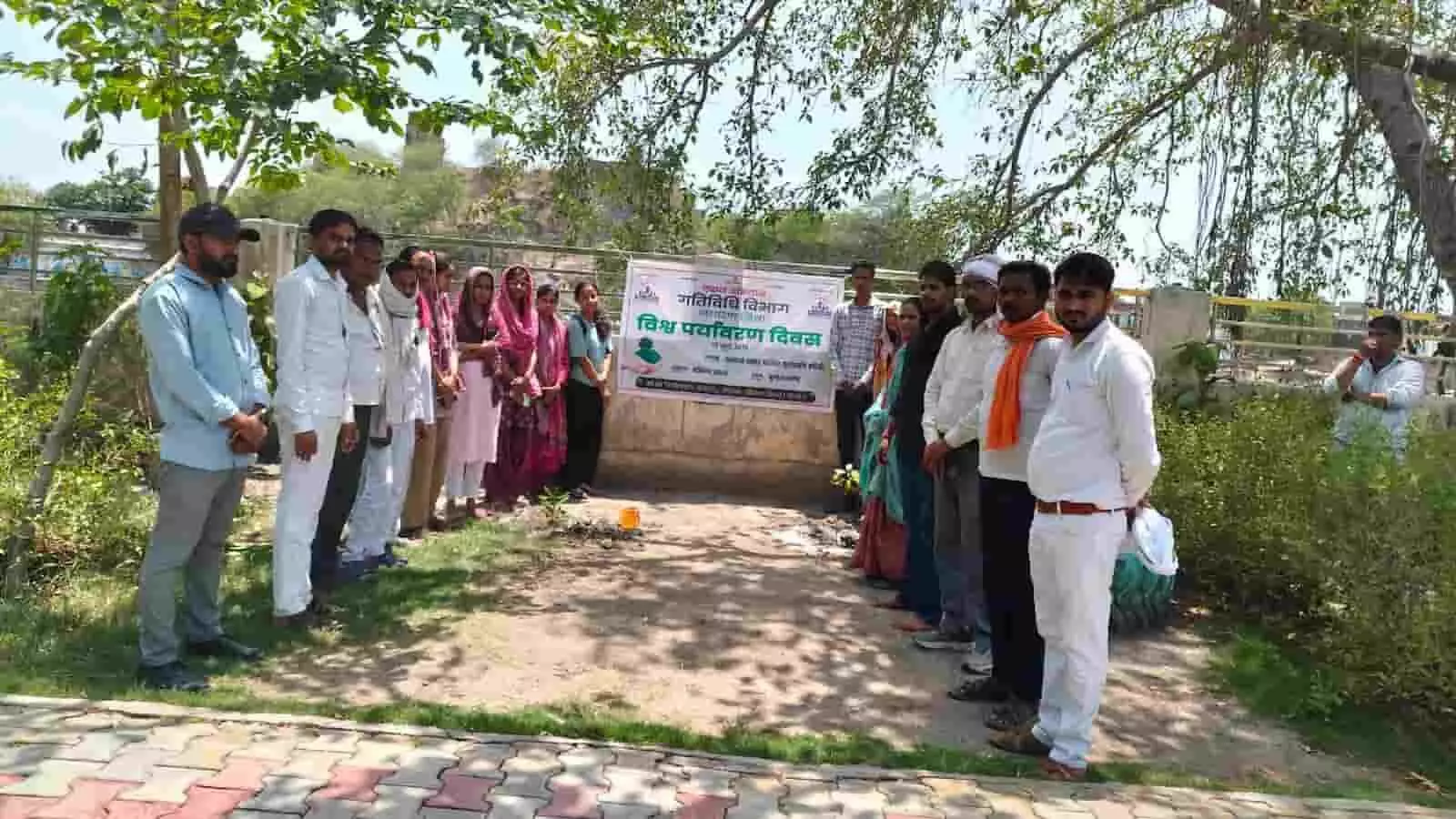 एकल अभियान फाउंडेशन के सदस्य गुरसराय के तालाब माता मंदिर पार्क में पौधारोपण करते हुए। एकल अभियान फाउंडेशन के सदस्य गुरसराय के तालाब माता मंदिर पार्क में पौधारोपण करते हुए।
