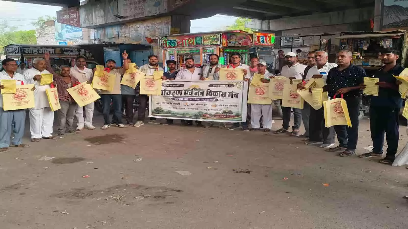 केलवा में पर्यावरण एवं जन विकास मंच के सदस्य प्लास्टिक मुक्त अभियान चलाते हुए दिख रहे हैं।