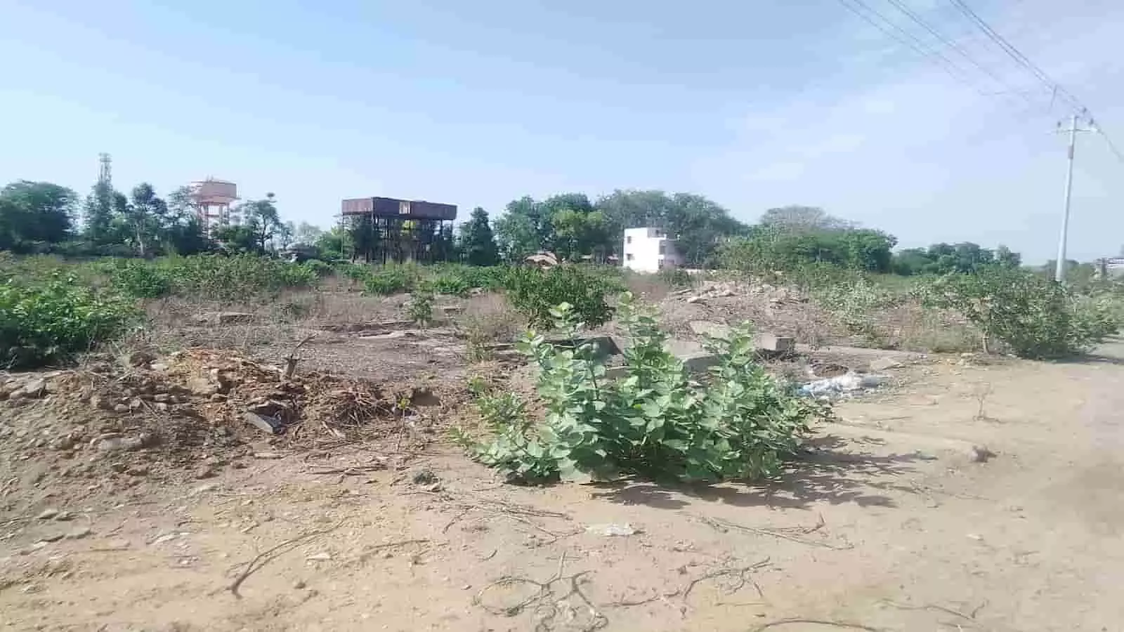 गंगापुर सिटी रेलवे स्टेशन के पास खाली पड़ी भूमि जहाँ इलेक्ट्रिक शेड की मांग हो रही है। गंगापुर सिटी रेलवे स्टेशन के पास खाली पड़ी भूमि जहाँ इलेक्ट्रिक शेड की मांग हो रही है।