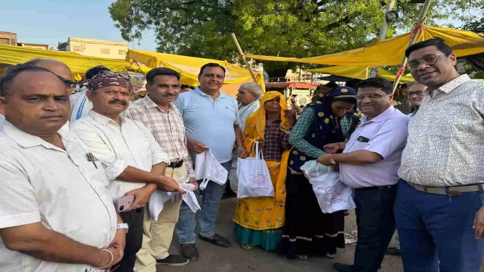 भारत विकास परिषद सदस्य सवाई माधोपुर में विश्व पर्यावरण दिवस पर लोगों को कपड़े के थैले वितरित कर रहे हैं। भारत विकास परिषद सदस्य सवाई माधोपुर में विश्व पर्यावरण दिवस पर लोगों को कपड़े के थैले वितरित कर रहे हैं।