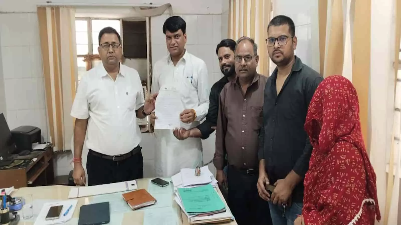 स्थानीय निवासी और पार्षद जिला आबकारी अधिकारी को शराब ठेका हटाने का ज्ञापन सौंपते हुए। स्थानीय निवासी और पार्षद जिला आबकारी अधिकारी को शराब ठेका हटाने का ज्ञापन सौंपते हुए।
