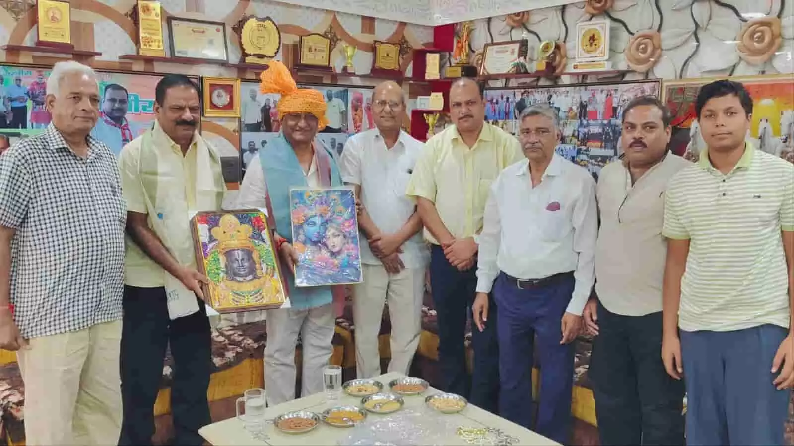 भरतपुर में सर्व समाज महासभा कार्यालय में सम्मानित होते आयोग अध्यक्ष राजेंद्र कुमार नायक।