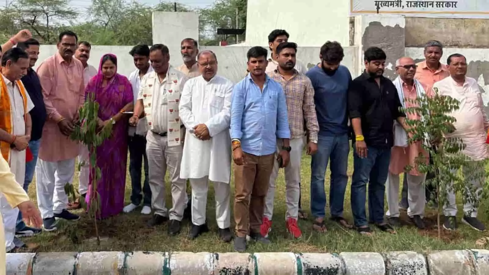 भाजपा पदाधिकारी भरतपुर कार्यालय में विश्व पर्यावरण दिवस पर पौधारोपण करते हुए।