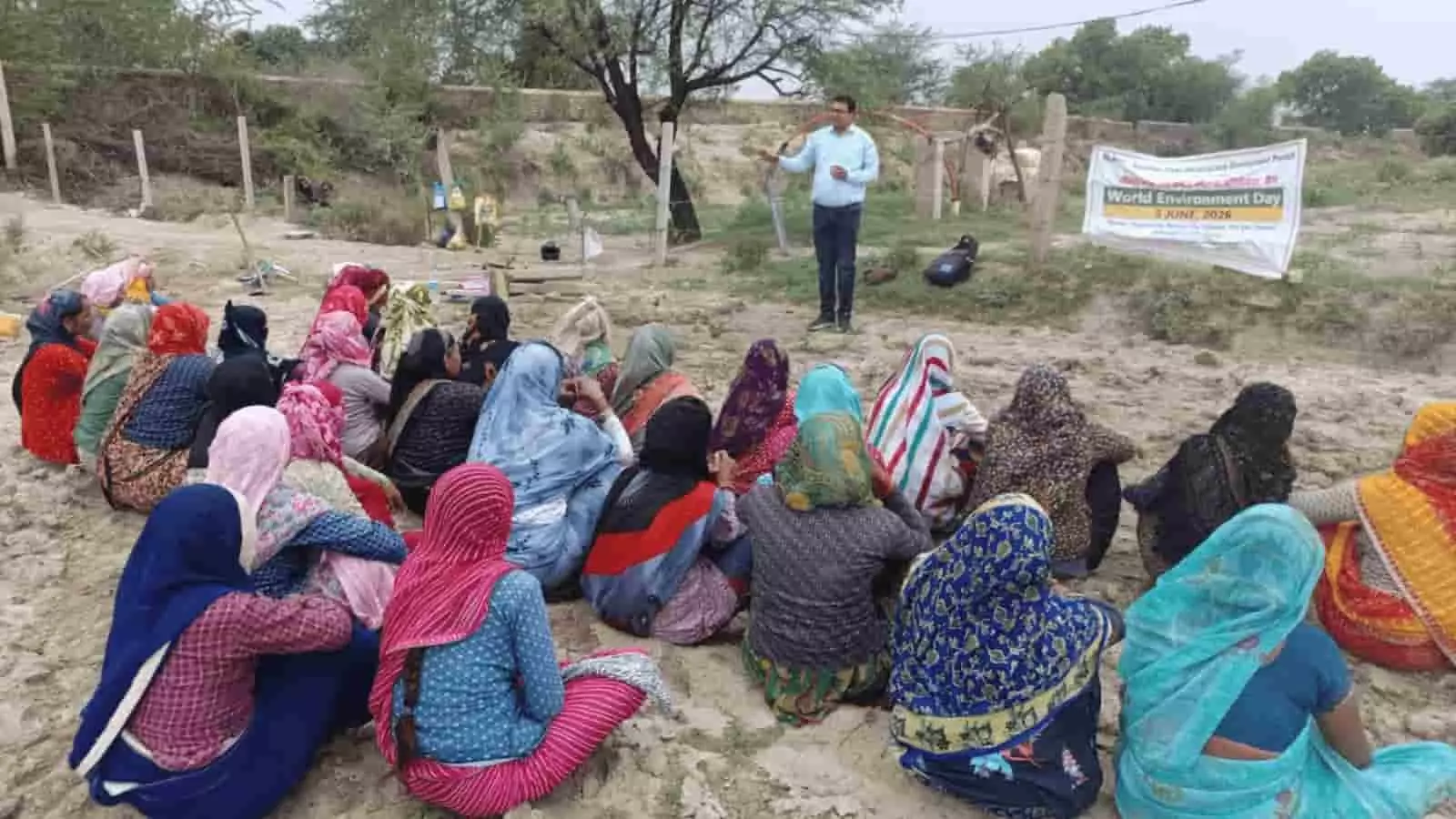 आरयूआईडीपी अधिकारी महिलाओं को डीग में प्लास्टिक प्रदूषण के विरुद्ध शपथ दिलाते हुए।