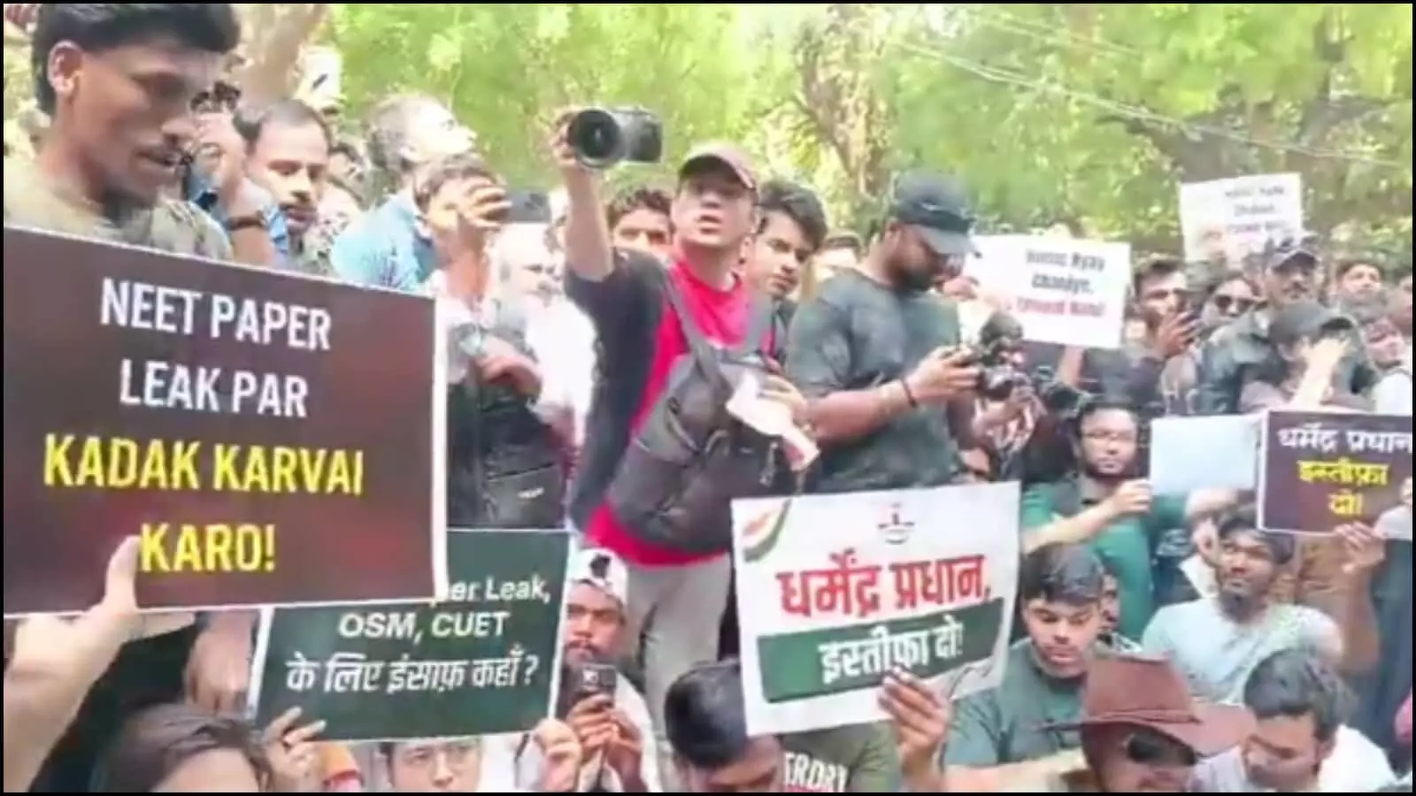 तख्तियां और बैनर हाथ में लिए प्रदर्शनकारी छात्र जंतर मंतर पर पेपर लीक के खिलाफ नारेबाजी करते हुए