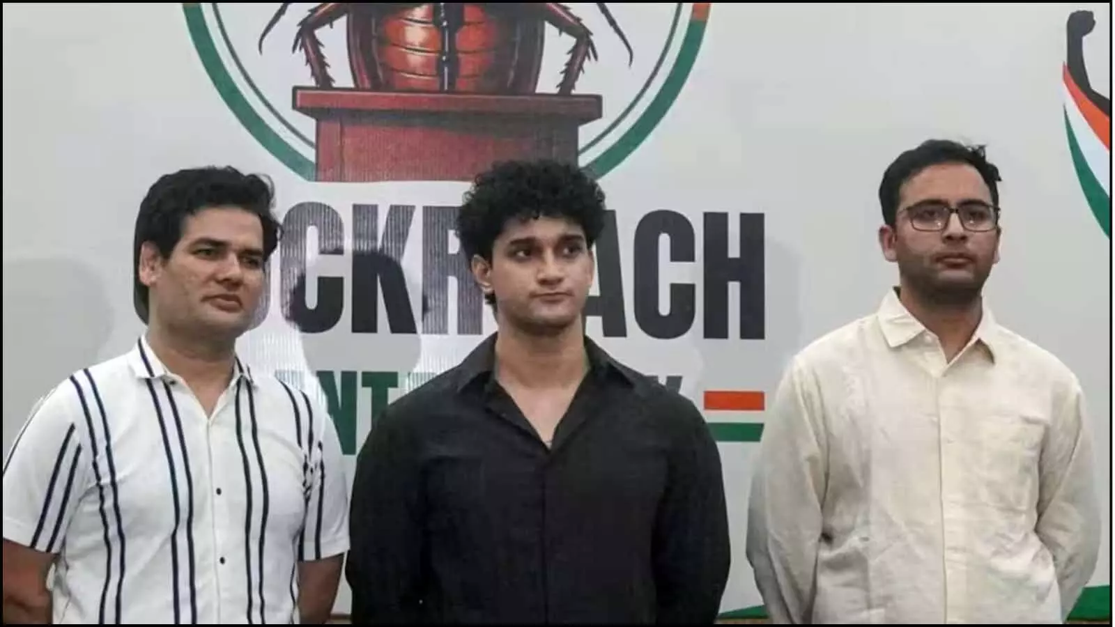 बैनर के सामने खड़े विजेता दहिया, सौरव दास और आशुतोष रांका दिल्ली में परिचय देने के संदर्भ में बैनर के सामने खड़े विजेता दहिया, सौरव दास और आशुतोष रांका दिल्ली में परिचय देने के संदर्भ में