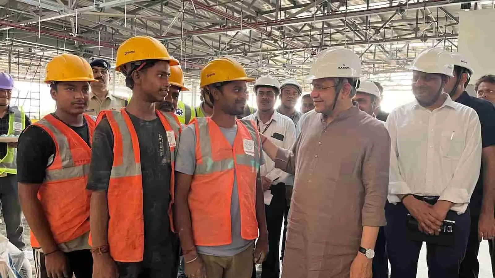 तस्वीर में रेल मंत्री गुड़गांव रेलवे स्टेशन पर निर्माण कार्य में लगे श्रमिकों से बात कर रहे हैं। तस्वीर में रेल मंत्री गुड़गांव रेलवे स्टेशन पर निर्माण कार्य में लगे श्रमिकों से बात कर रहे हैं।