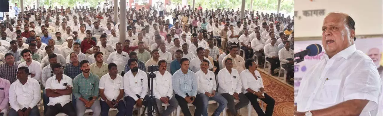 कागल में कार्यकर्ता मेळावे को संबोधित करते महाराष्ट्र के मंत्री हसन मुश्रीफ और उपस्थित जनसमूह। कागल में कार्यकर्ता मेळावे को संबोधित करते महाराष्ट्र के मंत्री हसन मुश्रीफ और उपस्थित जनसमूह।