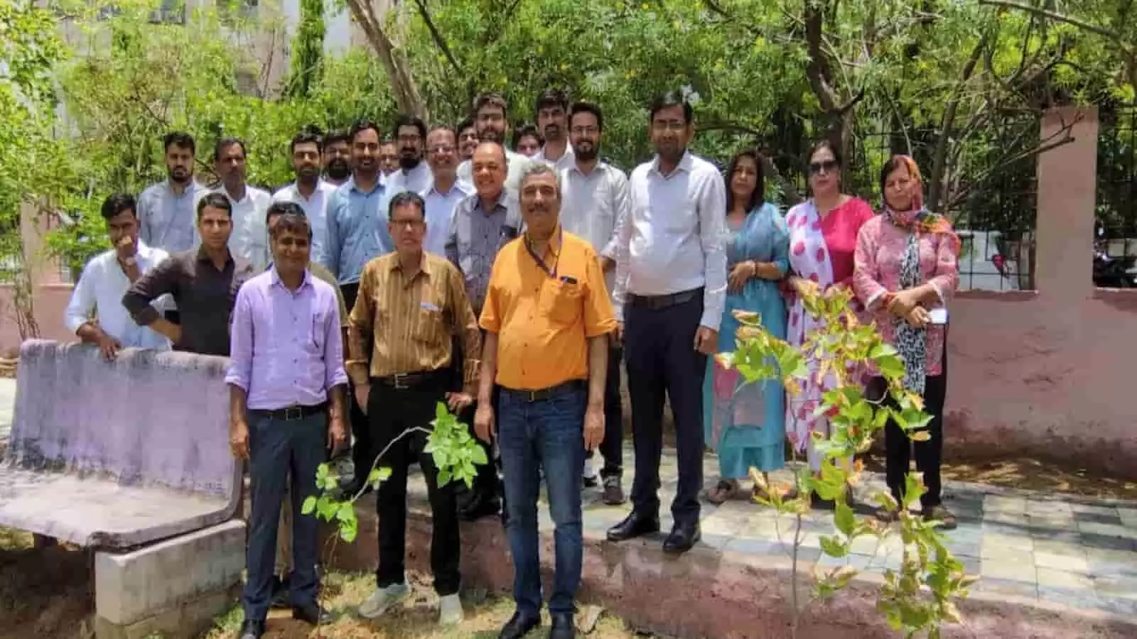 वृक्षारोपण करते PIB और CBC जयपुर के अधिकारी एवं कर्मचारी विश्व पर्यावरण दिवस के अवसर पर।