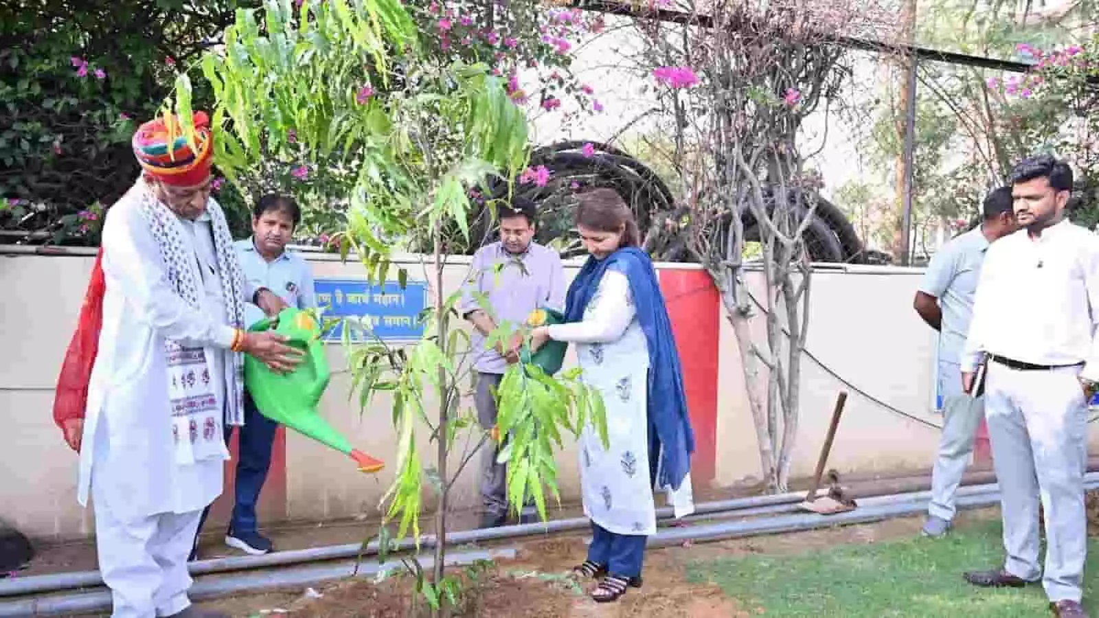 जयपुर डेयरी में मंत्री जोराराम कुमावत और अधिकारी पौधा लगाते हुए दिखाई दे रहे हैं।