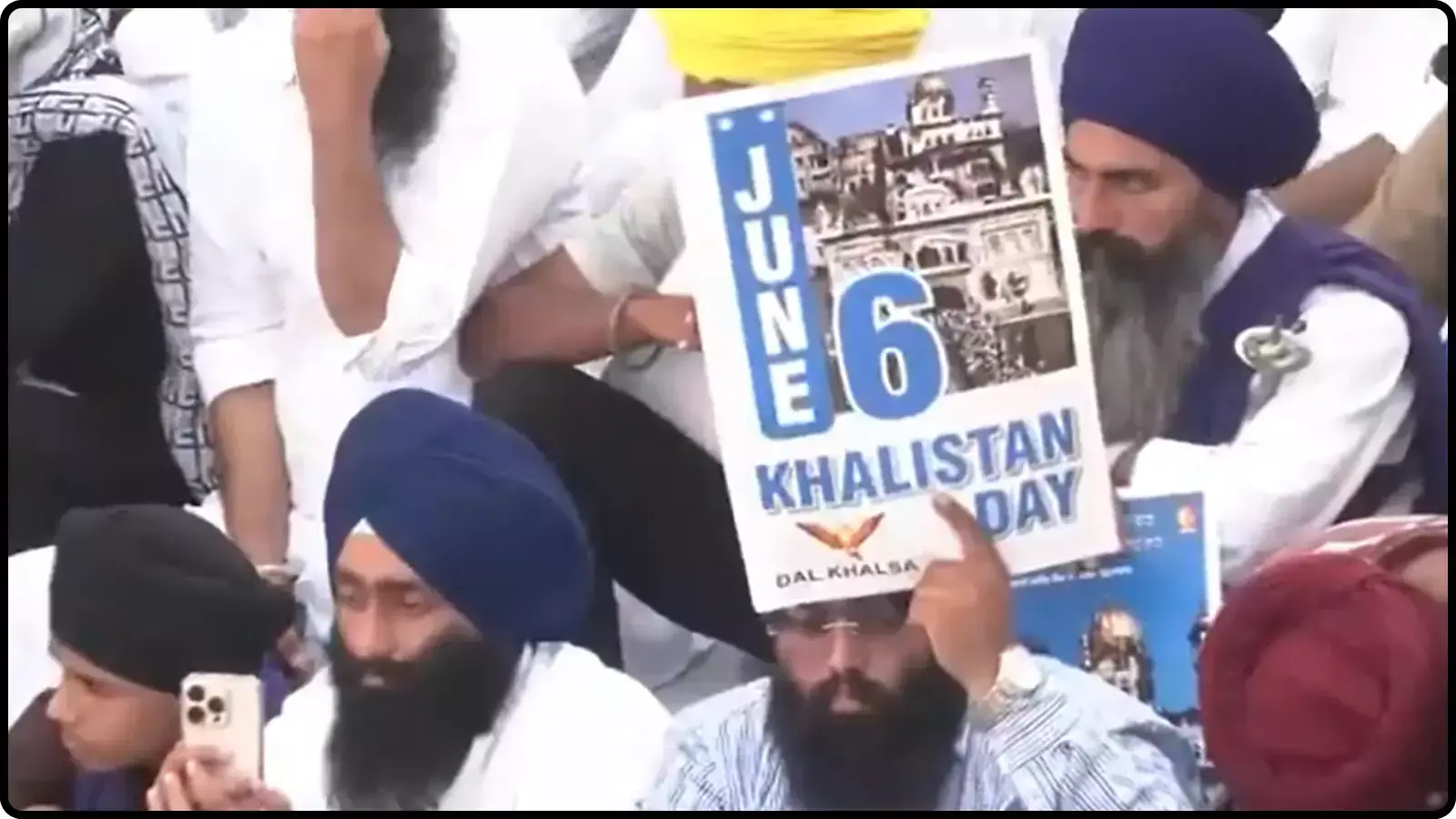 अमृतसर के स्वर्ण मंदिर परिसर में ऑपरेशन ब्लू स्टार बरसी पर खालिस्तान डे लिखा पोस्टर पकड़े हुए सिख श्रद्धालु दिख रहे हैं। अमृतसर के स्वर्ण मंदिर परिसर में ऑपरेशन ब्लू स्टार बरसी पर खालिस्तान डे लिखा पोस्टर पकड़े हुए सिख श्रद्धालु दिख रहे हैं।