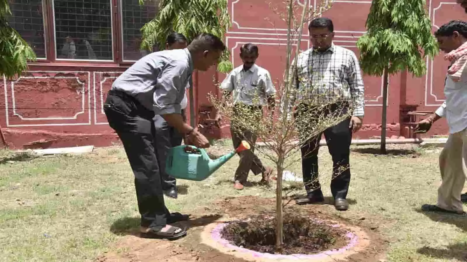 राजस्थान में यातायात नियमों का पालन सुनिश्चित कराने के लिए वाहनों की जांच करती पुलिस।
