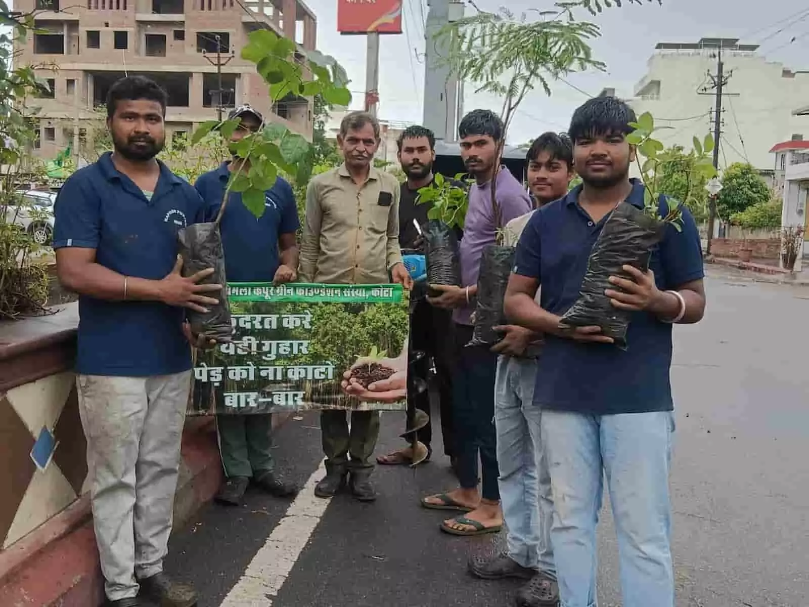 कोटा में मेस कर्मचारियों द्वारा कॉमर्स कॉलेज के पास पौधारोपण करते हुए लोग। कोटा में मेस कर्मचारियों द्वारा कॉमर्स कॉलेज के पास पौधारोपण करते हुए लोग।