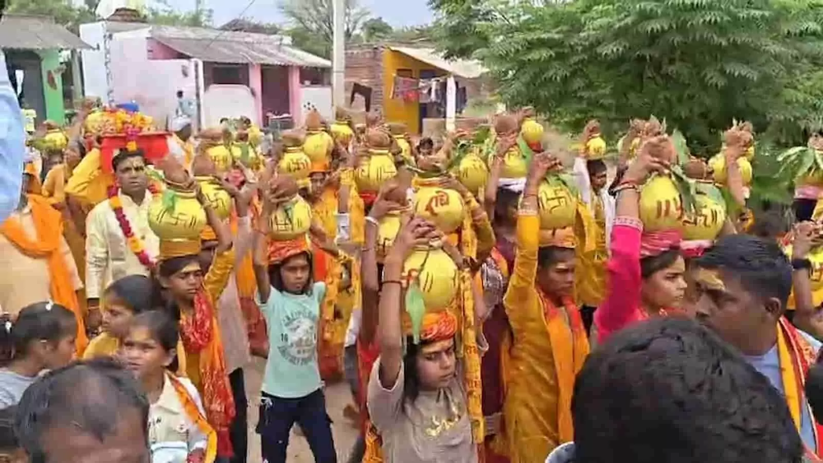 तस्वीर में कलुआ पुरा गांव में कलश यात्रा के दौरान सिर पर कलश लिए महिलाएं। तस्वीर में कलुआ पुरा गांव में कलश यात्रा के दौरान सिर पर कलश लिए महिलाएं।