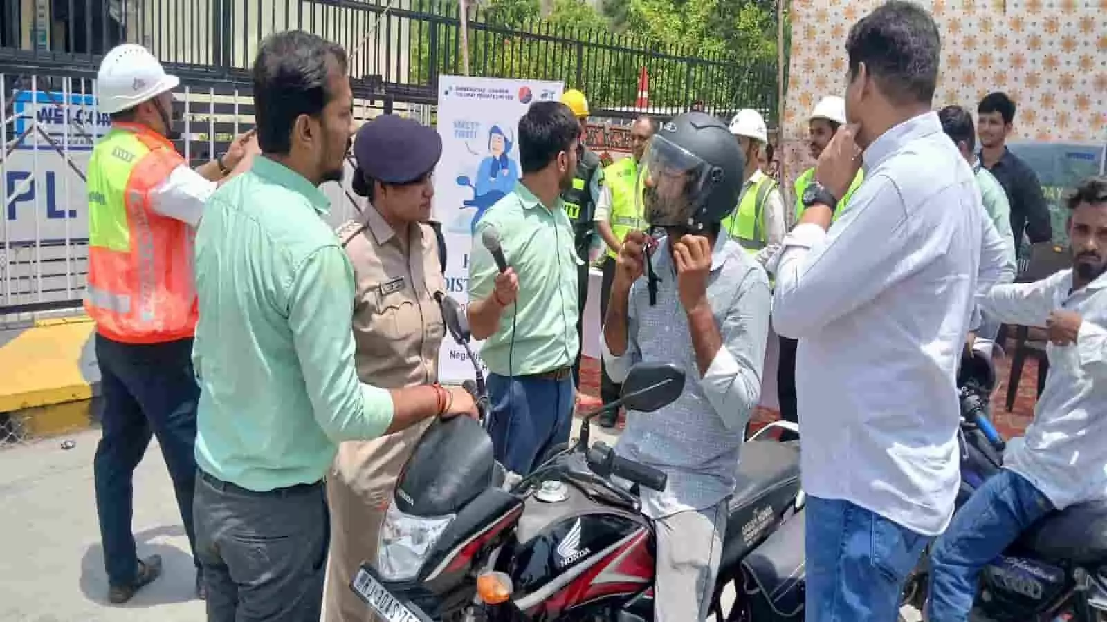 नोगड़िया टोल नाके पर वाहन चालकों को हेलमेट वितरण करती डीएसपी शिप्रा राजावत। नोगड़िया टोल नाके पर वाहन चालकों को हेलमेट वितरण करती डीएसपी शिप्रा राजावत।