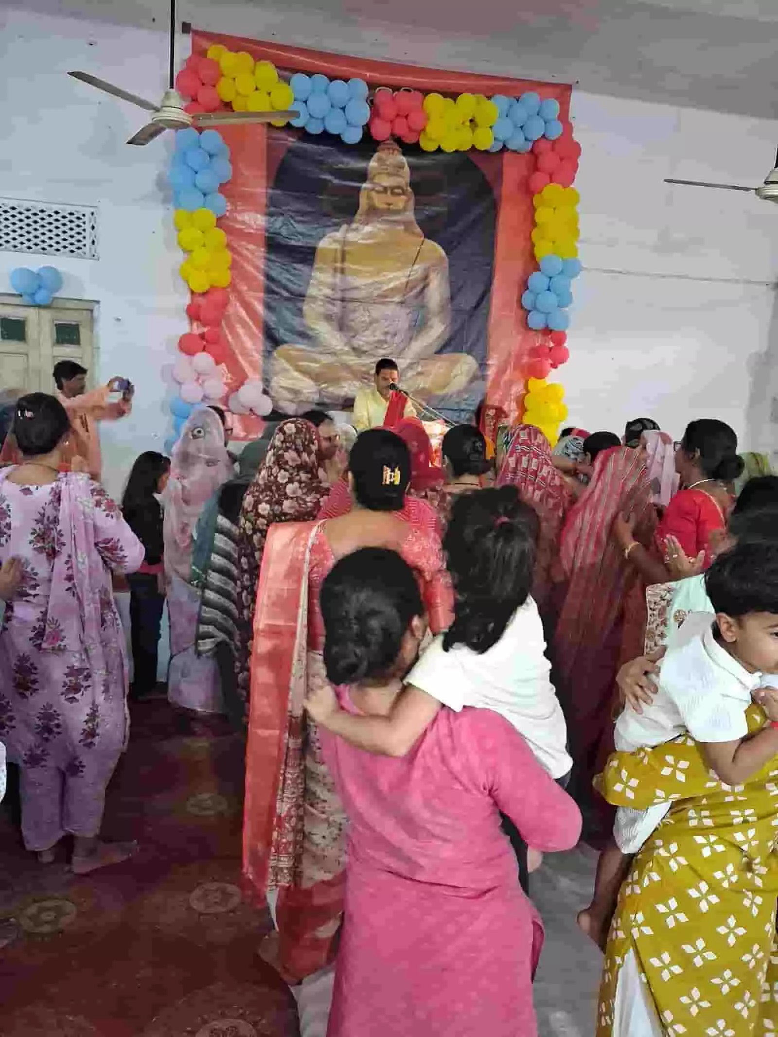 तस्वीर में खेरवाड़ा राम मंदिर में कथा वाचक वीरेंद्र शास्त्री श्रद्धालुओं को राम कथा सुना रहे हैं।