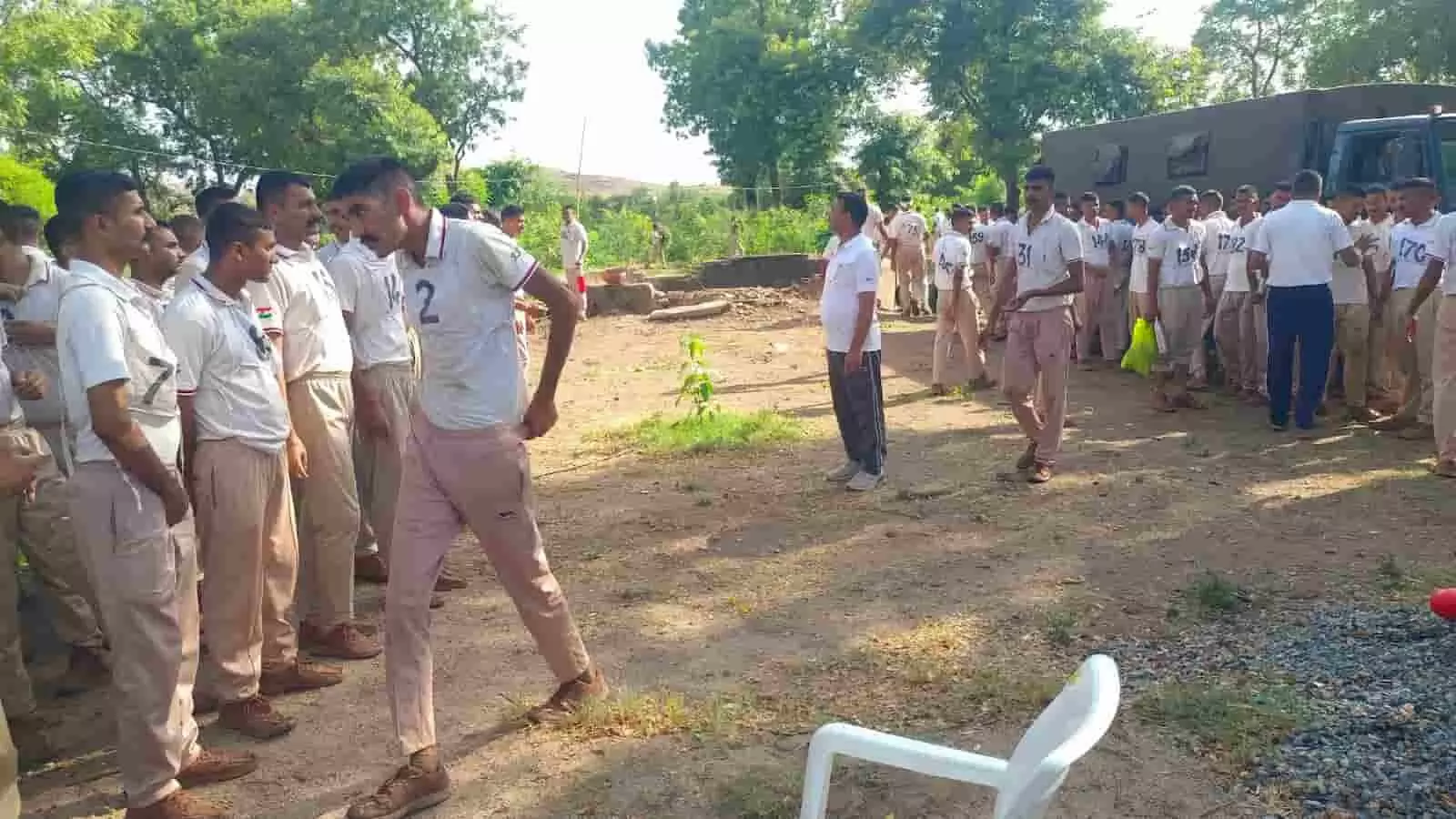 तस्वीर में एमबीसी और पीटीएस के प्रशिक्षणार्थी खेरवाड़ा में पर्यावरण संरक्षण के लिए श्रमदान करते हुए दिख रहे हैं। तस्वीर में एमबीसी और पीटीएस के प्रशिक्षणार्थी खेरवाड़ा में पर्यावरण संरक्षण के लिए श्रमदान करते हुए दिख रहे हैं।