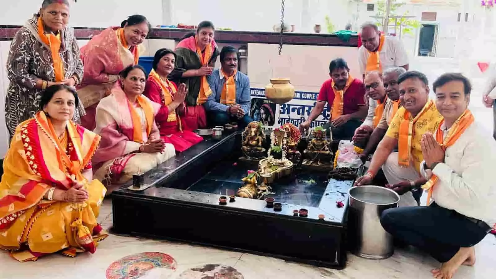 माहेश्वरी कपल क्लब के सदस्य भीलवाड़ा के शिवालय में भगवान शिव का दुग्धाभिषेक करते हुए। माहेश्वरी कपल क्लब के सदस्य भीलवाड़ा के शिवालय में भगवान शिव का दुग्धाभिषेक करते हुए।