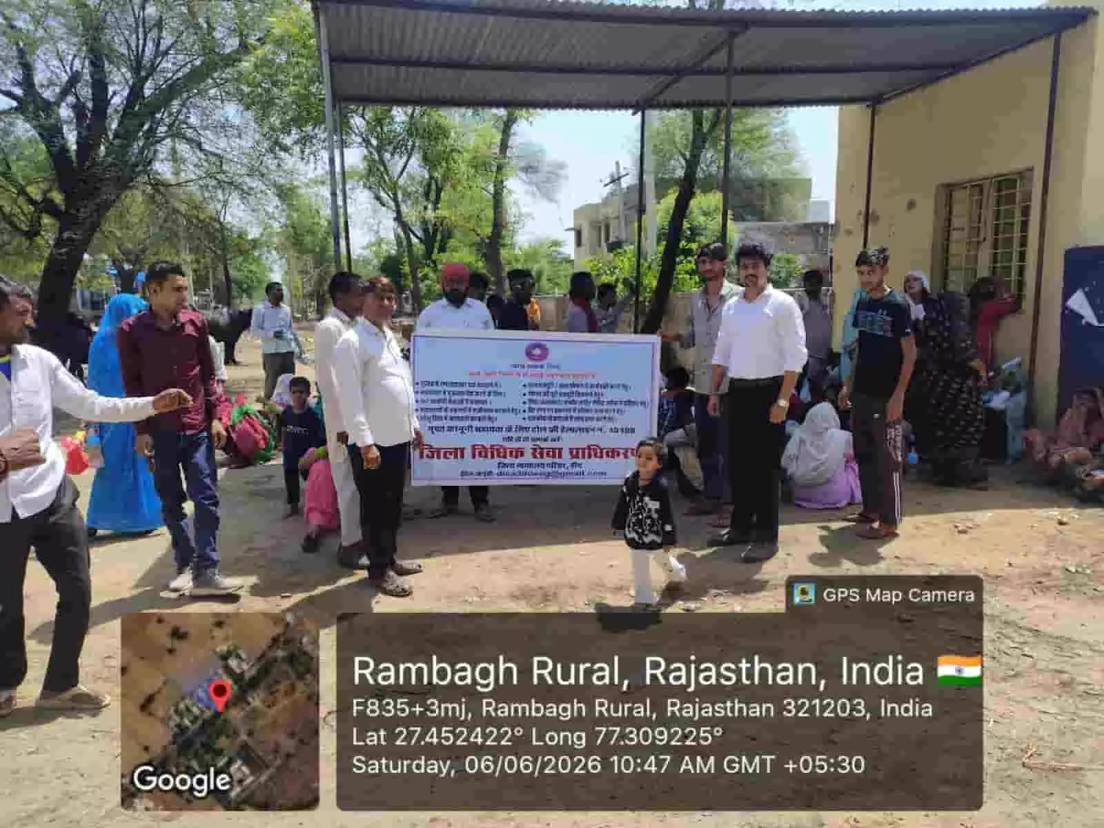 तस्वीर में डीग जेल के बाहर विधिक सहायता शिविर में लोगों को जानकारी दी जा रही है।