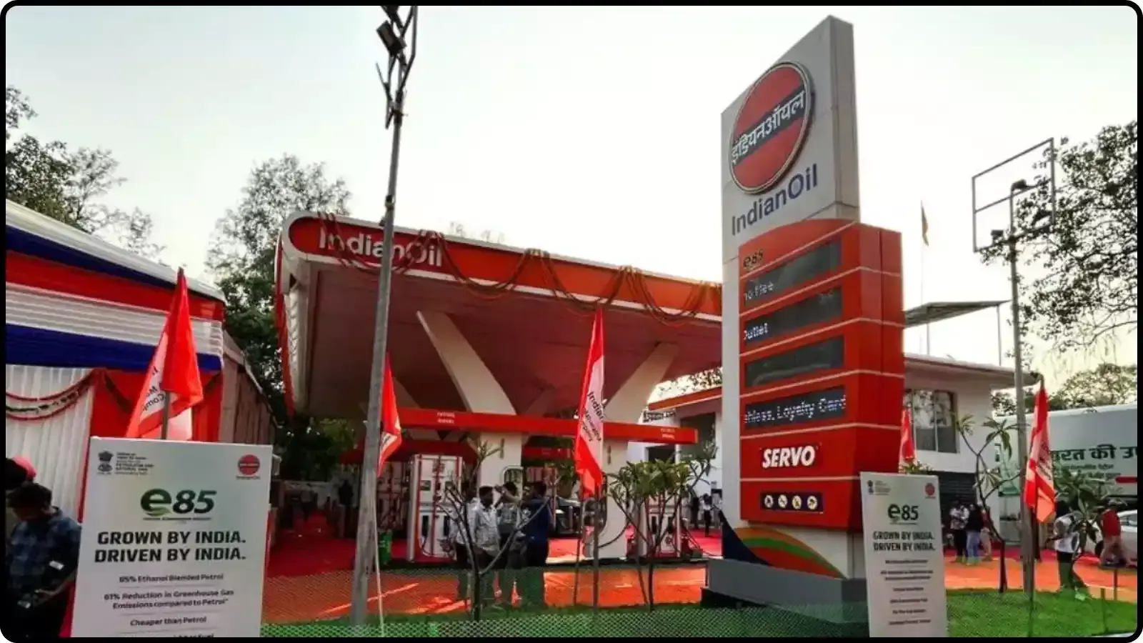भारतीय तेल आउटलेट पर लगे बोर्ड पर E85 ग्रोन बाई इंडिया ड्रिवेन बाई इंडिया लिखा हुआ दिख रहा है। भारतीय तेल आउटलेट पर लगे बोर्ड पर E85 ग्रोन बाई इंडिया ड्रिवेन बाई इंडिया लिखा हुआ दिख रहा है।