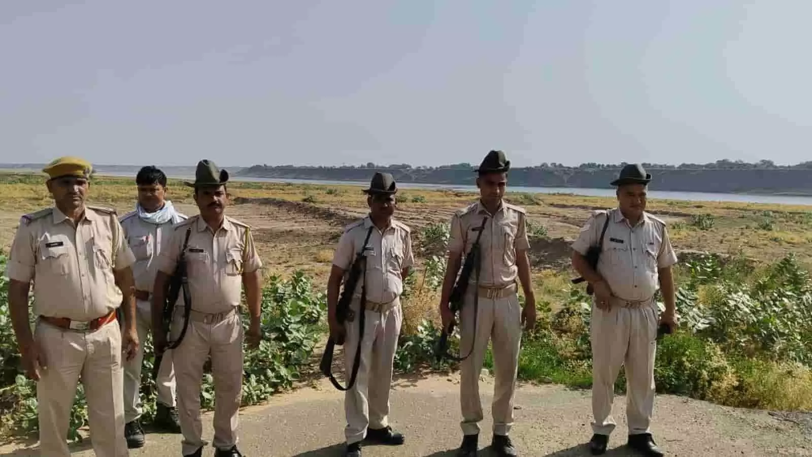चंबल नदी के तट पर अवैध बजरी खनन रोकने के लिए तैनात पुलिस जवान। चंबल नदी के तट पर अवैध बजरी खनन रोकने के लिए तैनात पुलिस जवान।
