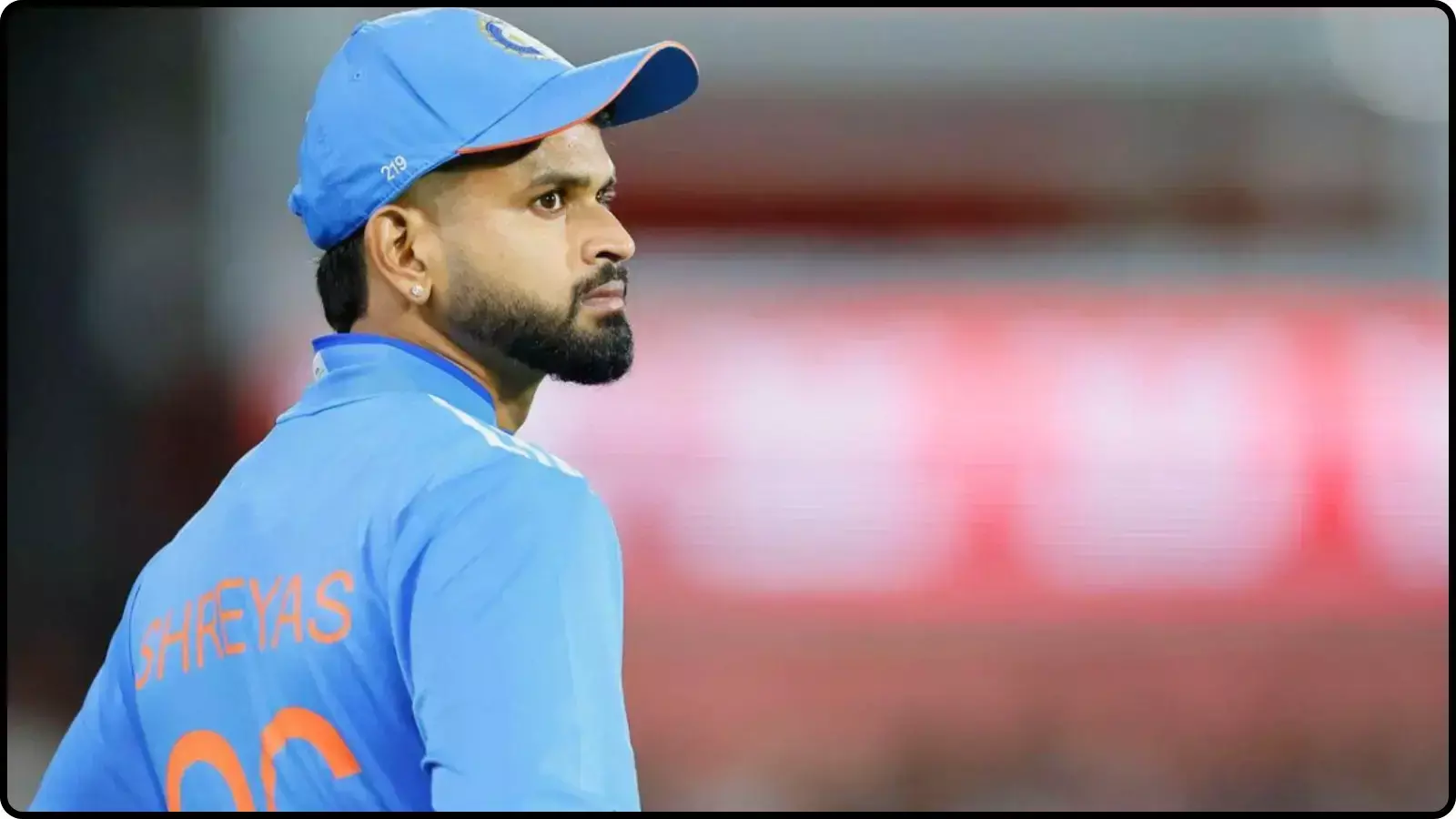 भारतीय क्रिकेट टीम की नीली जर्सी और टोपी पहने हुए श्रेयस अय्यर मैदान पर खड़े दिख रहे हैं। भारतीय क्रिकेट टीम की नीली जर्सी और टोपी पहने हुए श्रेयस अय्यर मैदान पर खड़े दिख रहे हैं।