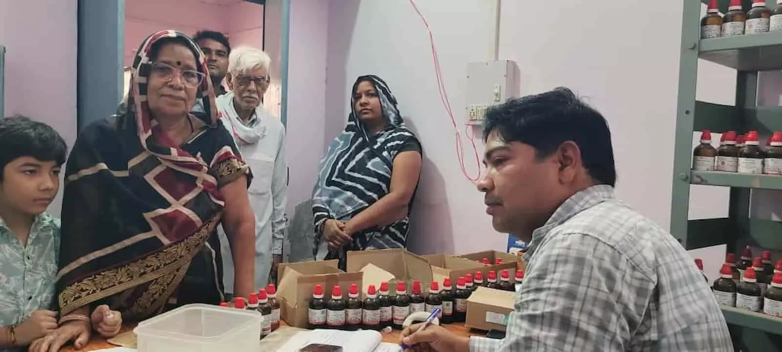 तस्वीर में डॉ. नरेन्द्र वर्मा बयाना उप जिला अस्पताल में मरीजों का निःशुल्क इलाज कर रहे हैं।